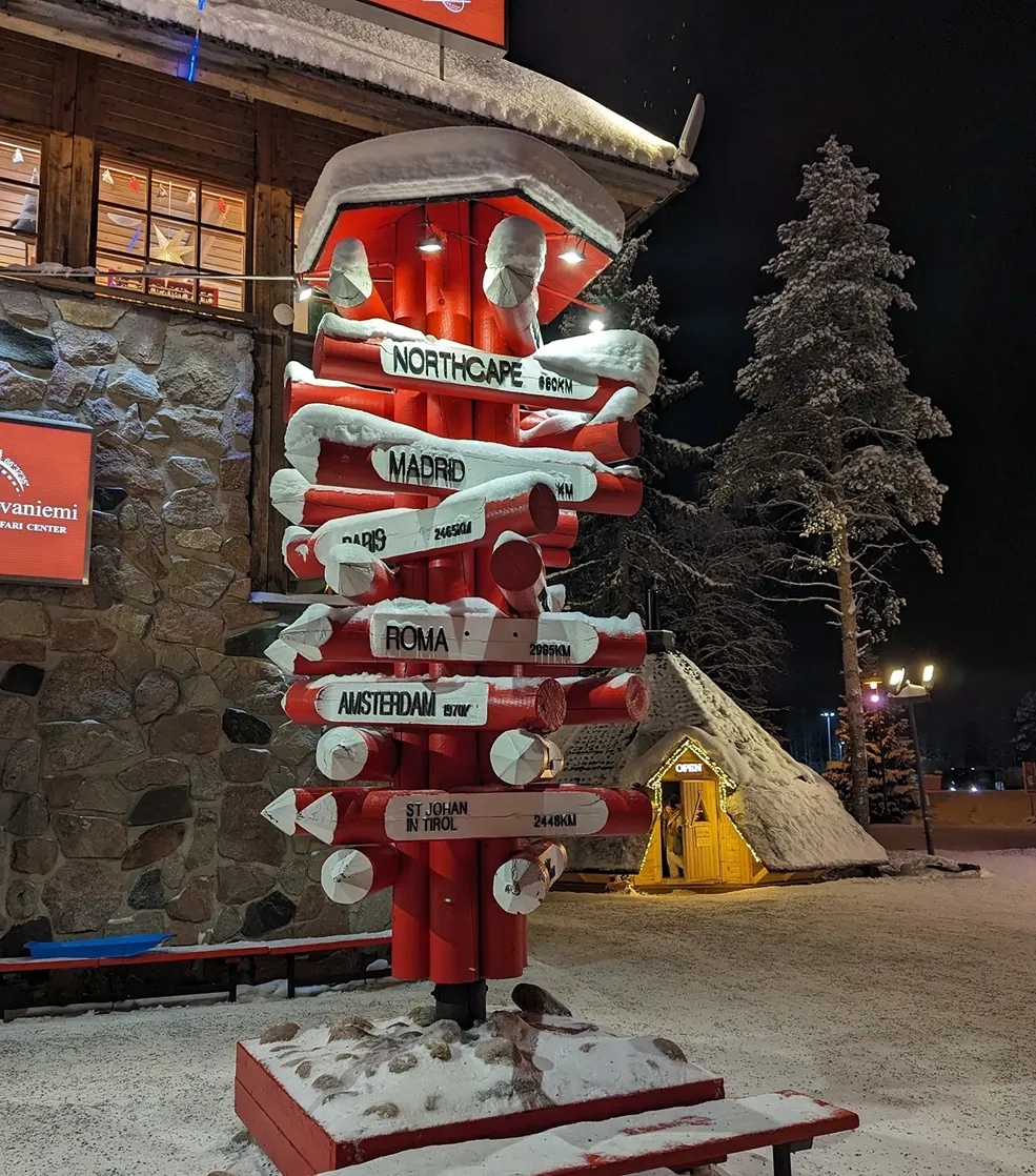 Mapa con flechas indicando rutas en Rovaniemi